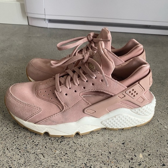 Women’s Nike Rose Gold Huarache’s - Picture 1 of 4